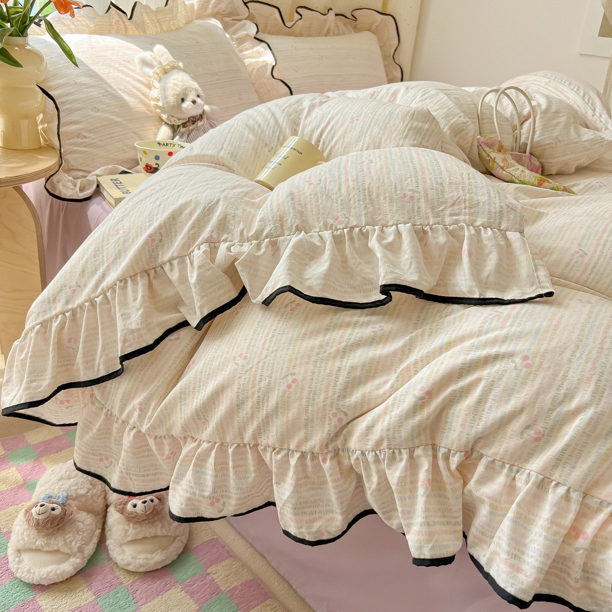 91家纺网 家纺一手货源 找家纺 韩巢家纺 2025新款水洗棉大花边被套四件套直播热销款学生宿舍被罩床单三件套（提供卖家秀） 甜樱恋曲【大花边款】