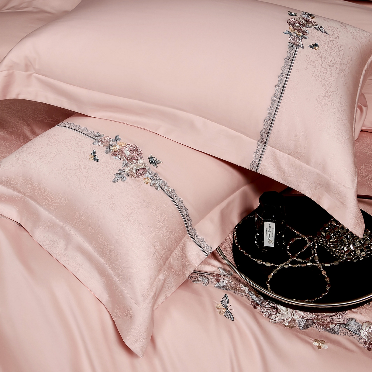 91家纺网 家纺一手货源 找家纺 U品汇 2025新款60S双股120支贡缎长绒棉提花纯棉全棉刺绣花四件套高端礼盒工艺款-夕颜 夕颜-糖粉