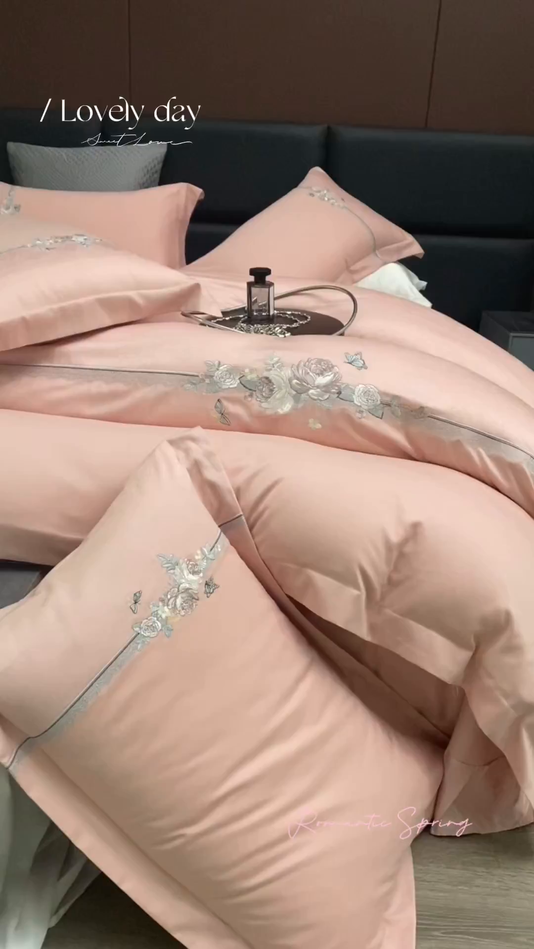 91家纺网 家纺一手货源 找家纺 U品汇 2025新款60S双股120支贡缎长绒棉提花纯棉全棉刺绣花四件套高端礼盒工艺款-夕颜 夕颜-糖粉
