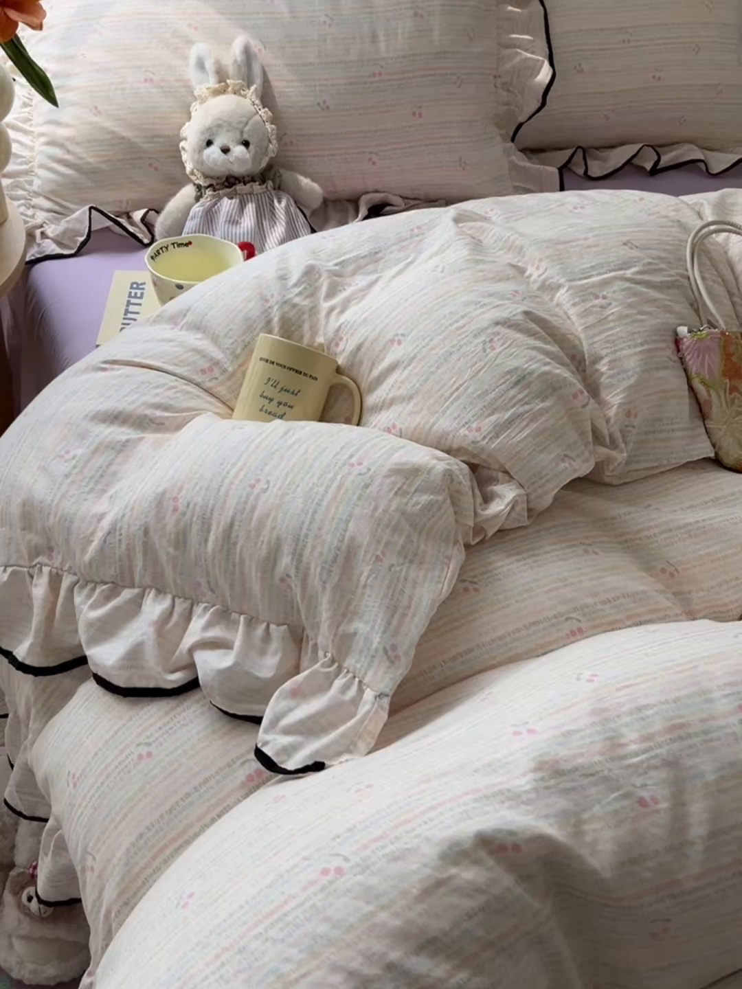 91家纺网 家纺一手货源 找家纺 韩巢家纺 2025新款水洗棉大花边被套四件套直播热销款学生宿舍被罩床单三件套（提供卖家秀） 甜樱恋曲【大花边款】