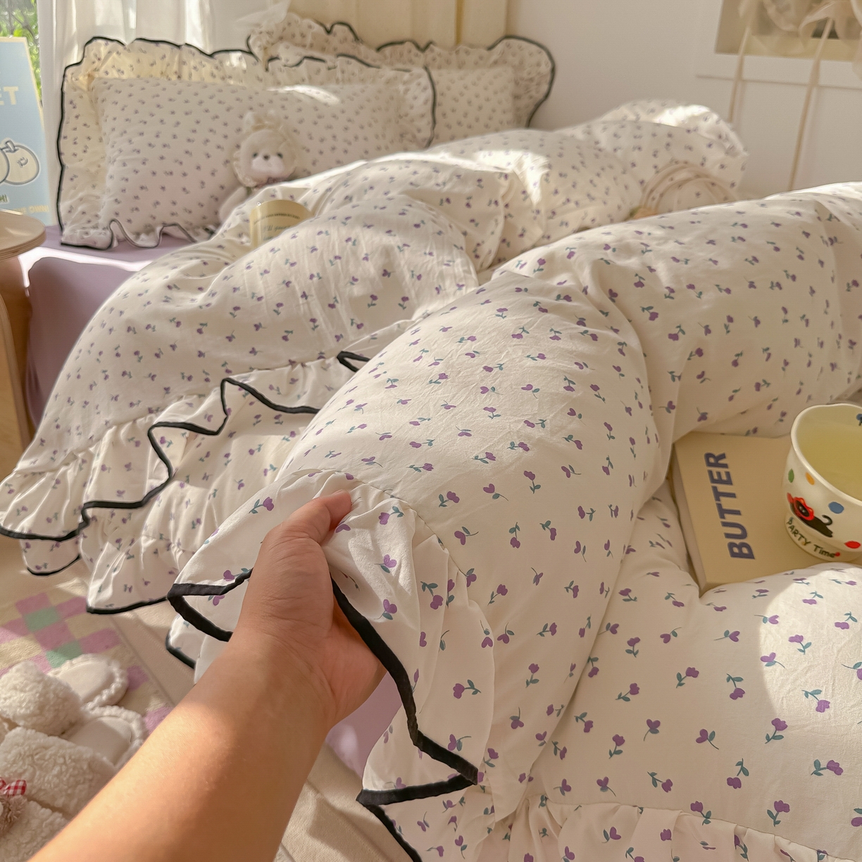 91家纺网 家纺一手货源 找家纺 韩巢家纺 2025新款水洗棉大花边被套四件套直播热销款学生宿舍被罩床单三件套（提供卖家秀） 小花野-紫【大花边款】