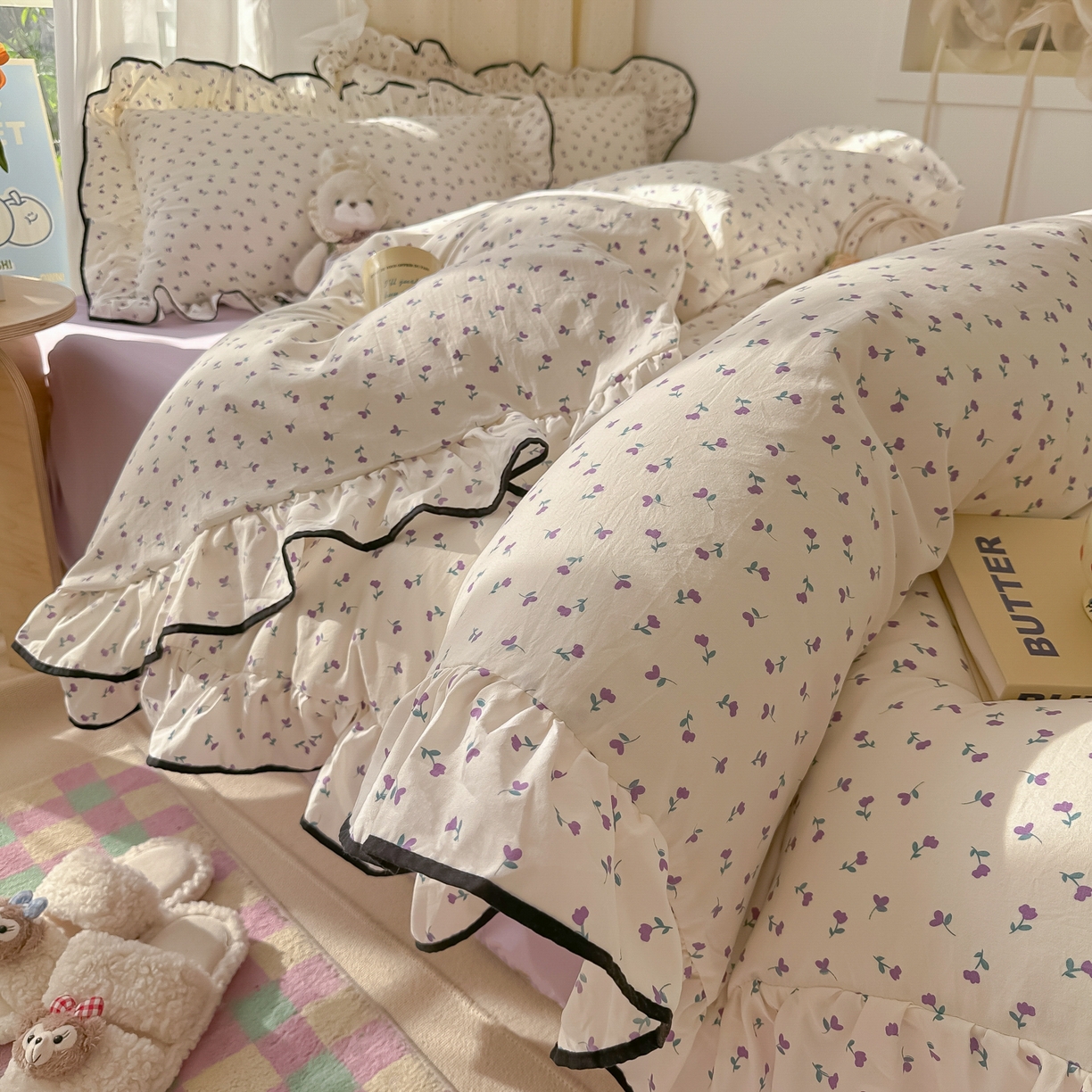 91家纺网 家纺一手货源 找家纺 韩巢家纺 2025新款水洗棉大花边被套四件套直播热销款学生宿舍被罩床单三件套（提供卖家秀） 小花野-紫【大花边款】