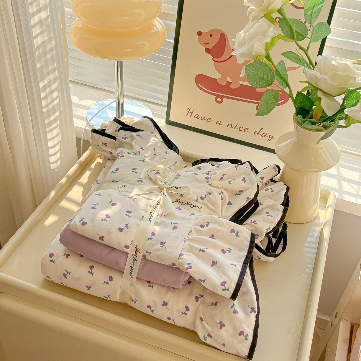 91家纺网 家纺一手货源 找家纺 韩巢家纺 2025新款水洗棉大花边被套四件套直播热销款学生宿舍被罩床单三件套（提供卖家秀） 小花野-紫【大花边款】