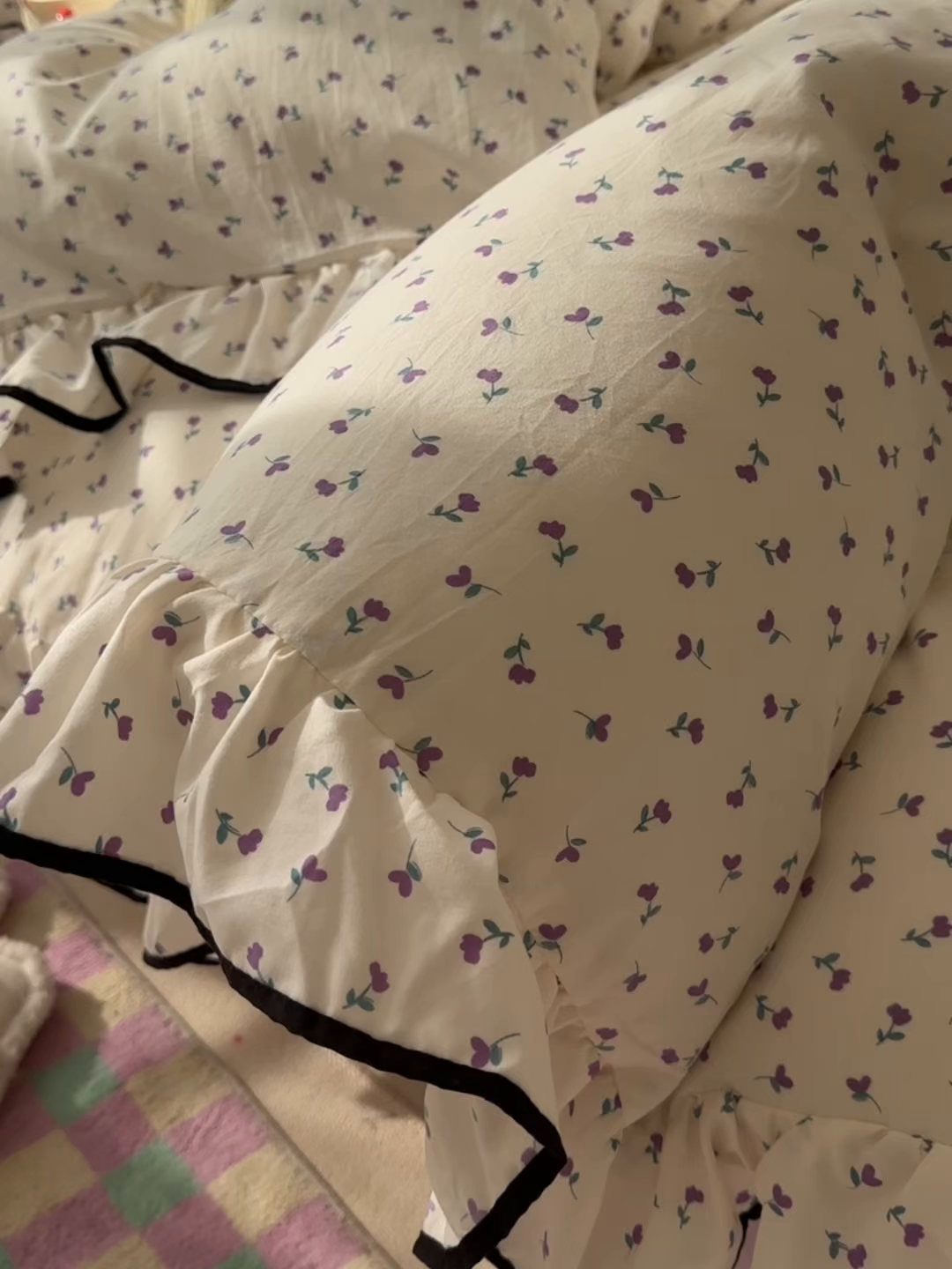 91家纺网 家纺一手货源 找家纺 韩巢家纺 2025新款水洗棉大花边被套四件套直播热销款学生宿舍被罩床单三件套（提供卖家秀） 小花野-紫【大花边款】