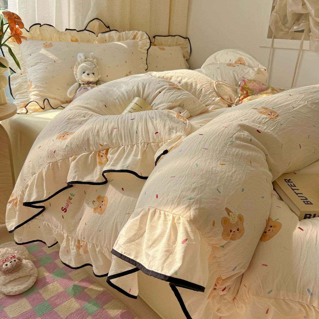 91家纺网 家纺一手货源 找家纺 韩巢家纺 2025新款水洗棉大花边被套四件套直播热销款学生宿舍被罩床单三件套（提供卖家秀） 小熊冰淇淋【大花边款】