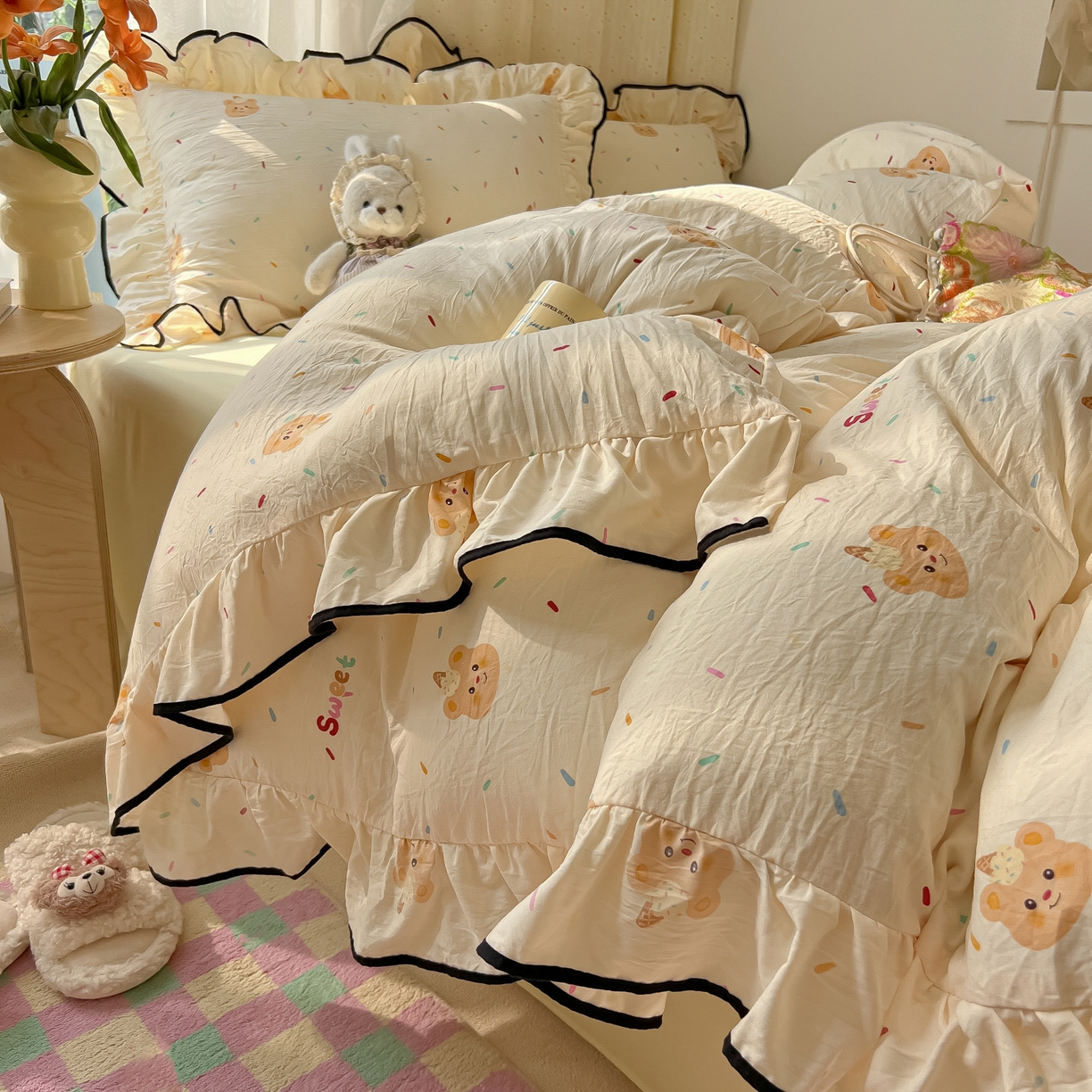 91家纺网 家纺一手货源 找家纺 韩巢家纺 2025新款水洗棉大花边被套四件套直播热销款学生宿舍被罩床单三件套（提供卖家秀） 小熊冰淇淋【大花边款】