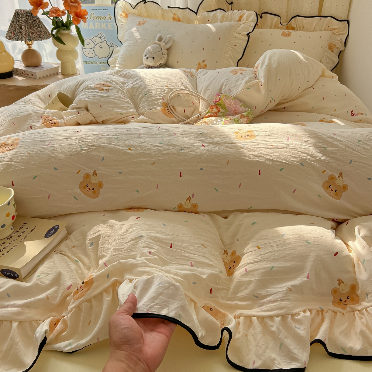 91家纺网 家纺一手货源 找家纺 韩巢家纺 2025新款水洗棉大花边被套四件套直播热销款学生宿舍被罩床单三件套（提供卖家秀） 小熊冰淇淋【大花边款】