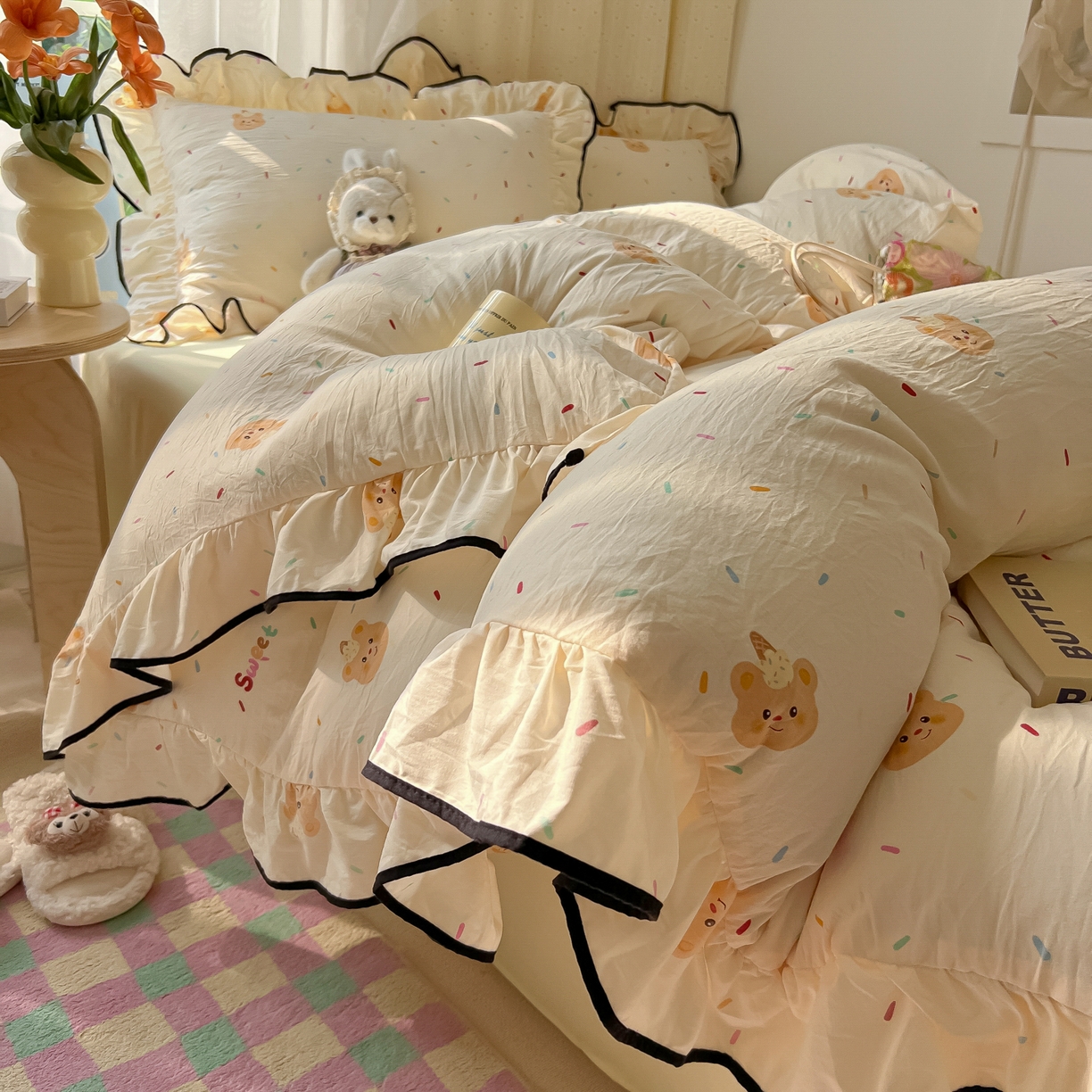 91家纺网 家纺一手货源 找家纺 韩巢家纺 2025新款水洗棉大花边被套四件套直播热销款学生宿舍被罩床单三件套（提供卖家秀） 小熊冰淇淋【大花边款】