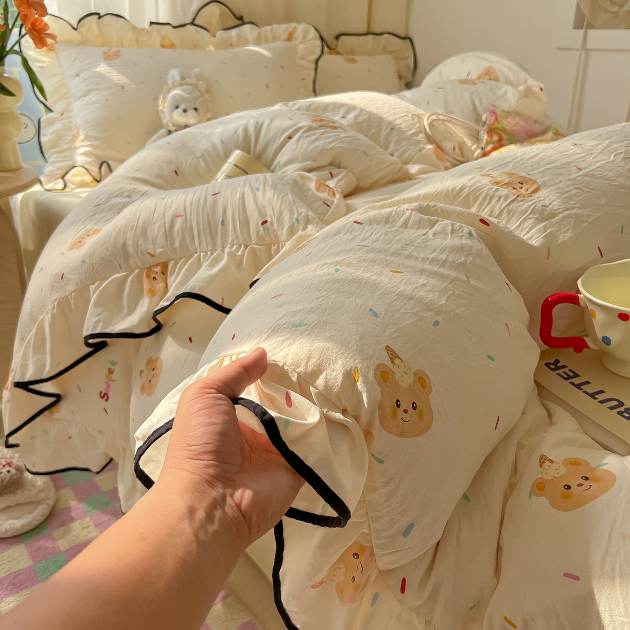 91家纺网 家纺一手货源 找家纺 韩巢家纺 2025新款水洗棉大花边被套四件套直播热销款学生宿舍被罩床单三件套（提供卖家秀） 小熊冰淇淋【大花边款】