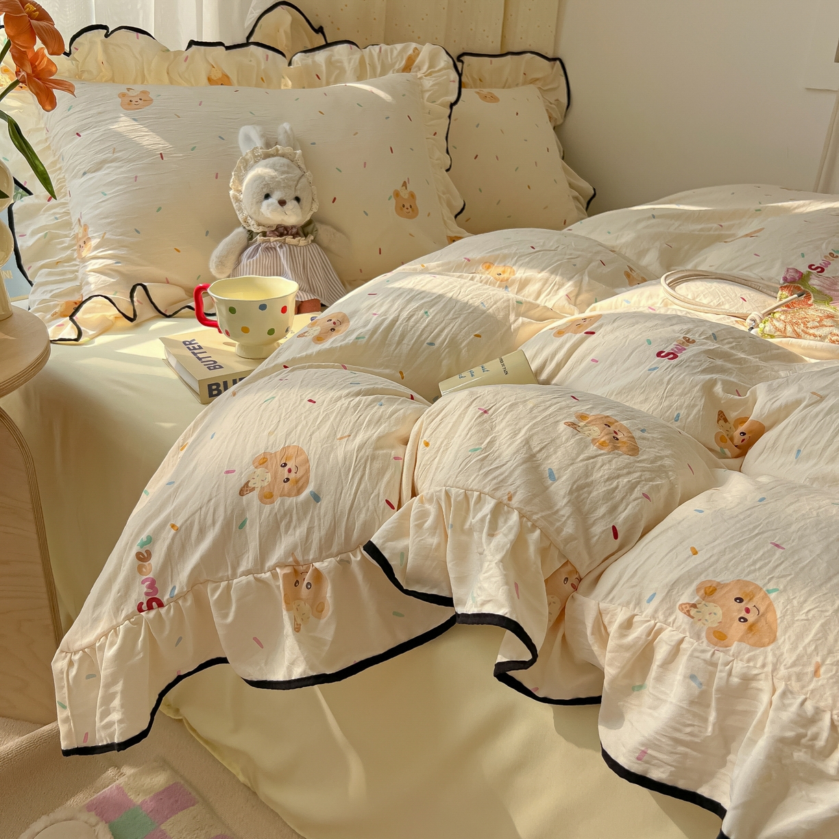 91家纺网 家纺一手货源 找家纺 韩巢家纺 2025新款水洗棉大花边被套四件套直播热销款学生宿舍被罩床单三件套（提供卖家秀） 小熊冰淇淋【大花边款】