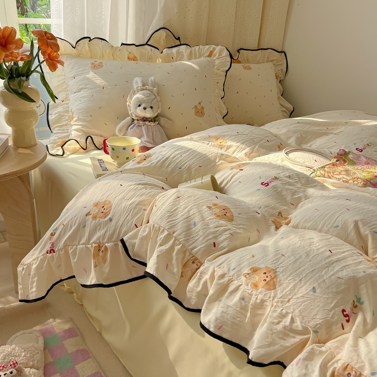 91家纺网 家纺一手货源 找家纺 韩巢家纺 2025新款水洗棉大花边被套四件套直播热销款学生宿舍被罩床单三件套（提供卖家秀） 小熊冰淇淋【大花边款】