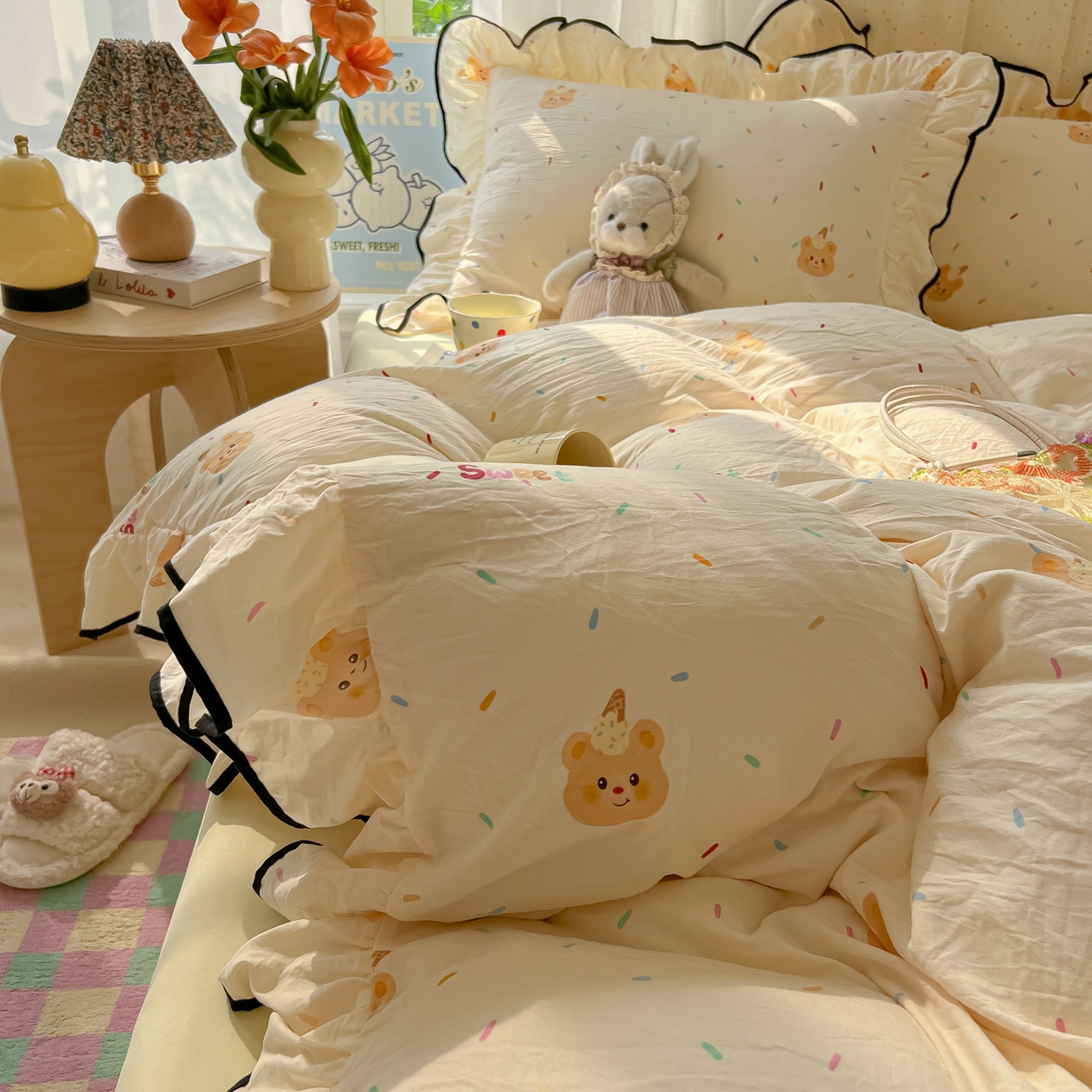 91家纺网 家纺一手货源 找家纺 韩巢家纺 2025新款水洗棉大花边被套四件套直播热销款学生宿舍被罩床单三件套（提供卖家秀） 小熊冰淇淋【大花边款】