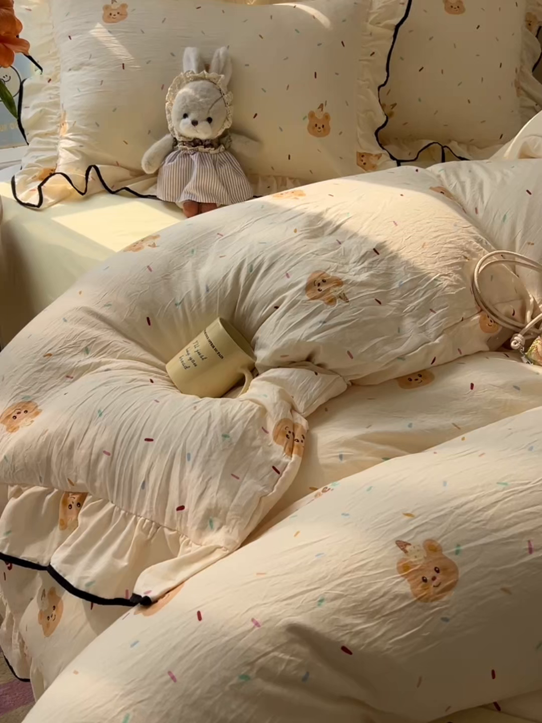 91家纺网 家纺一手货源 找家纺 韩巢家纺 2025新款水洗棉大花边被套四件套直播热销款学生宿舍被罩床单三件套（提供卖家秀） 小熊冰淇淋【大花边款】