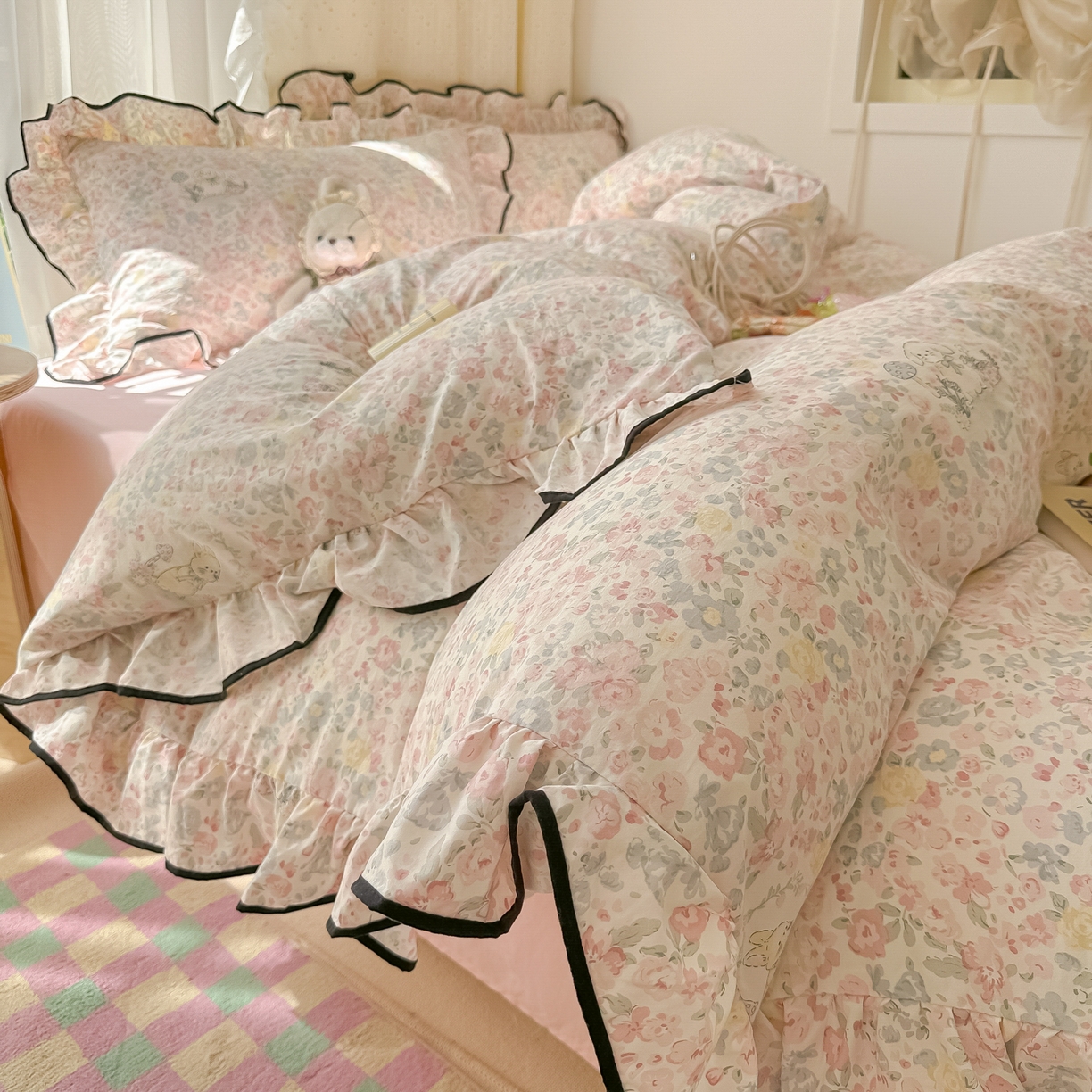 91家纺网 家纺一手货源 找家纺 韩巢家纺 2025新款水洗棉大花边被套四件套直播热销款学生宿舍被罩床单三件套（提供卖家秀） 幸运可爱兔【大花边款】