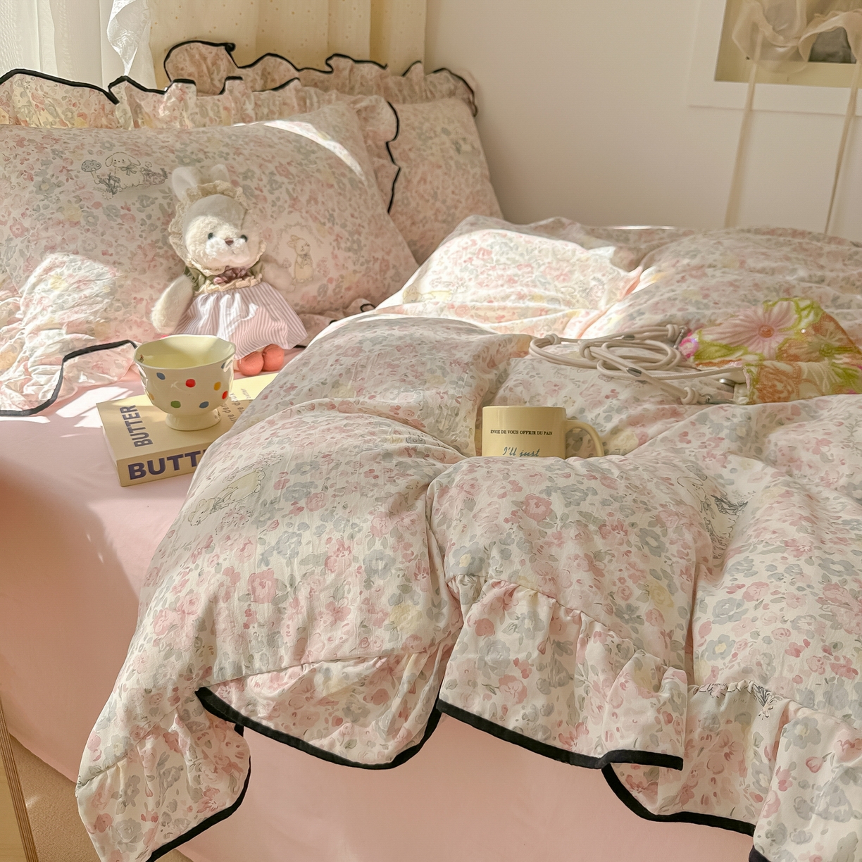 91家纺网 家纺一手货源 找家纺 韩巢家纺 2025新款水洗棉大花边被套四件套直播热销款学生宿舍被罩床单三件套（提供卖家秀） 幸运可爱兔【大花边款】