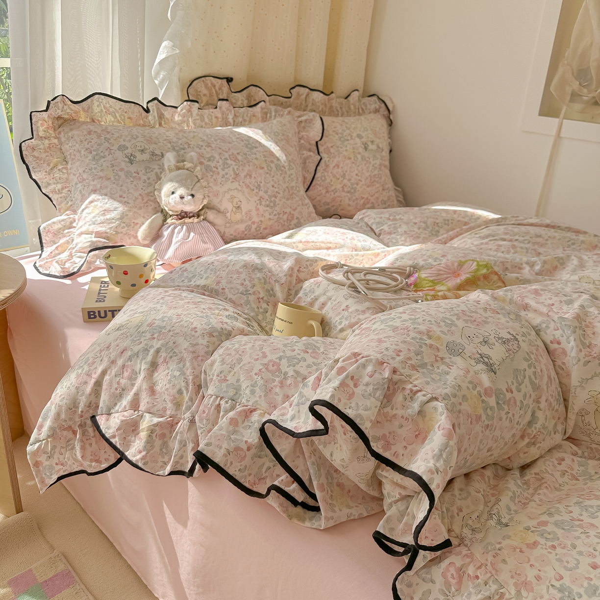 91家纺网 家纺一手货源 找家纺 韩巢家纺 2025新款水洗棉大花边被套四件套直播热销款学生宿舍被罩床单三件套（提供卖家秀） 幸运可爱兔【大花边款】