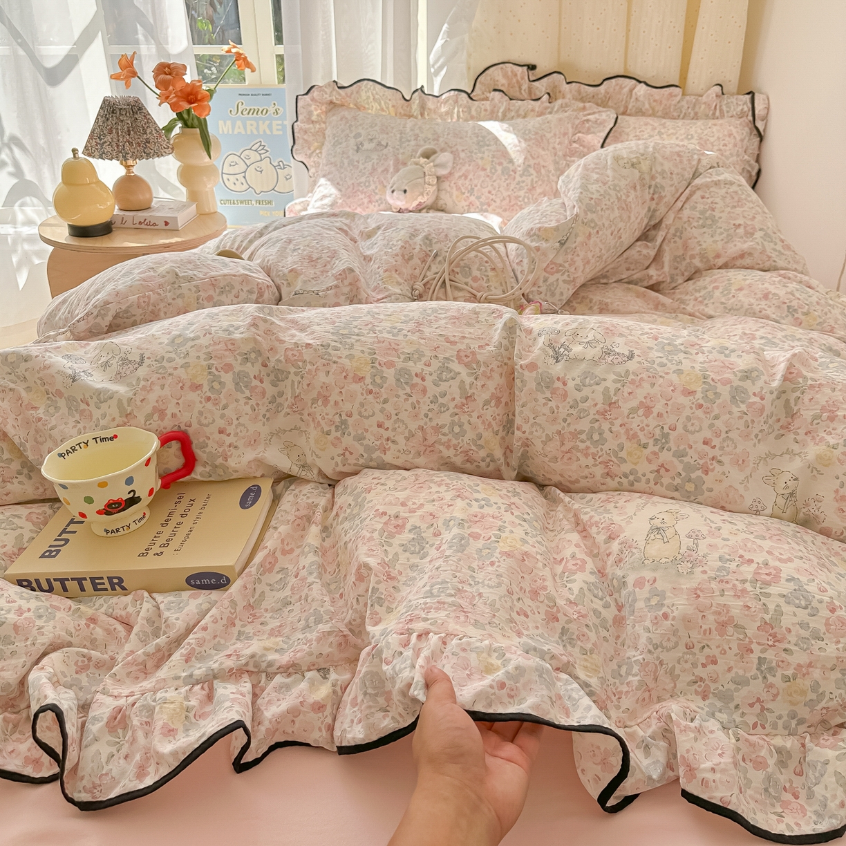 91家纺网 家纺一手货源 找家纺 韩巢家纺 2025新款水洗棉大花边被套四件套直播热销款学生宿舍被罩床单三件套（提供卖家秀） 幸运可爱兔【大花边款】