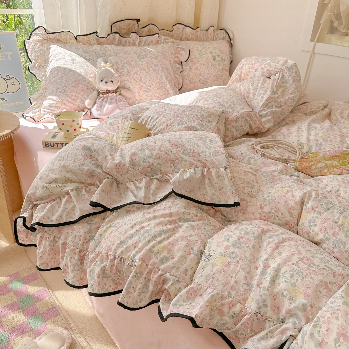 91家纺网 家纺一手货源 找家纺 韩巢家纺 2025新款水洗棉大花边被套四件套直播热销款学生宿舍被罩床单三件套（提供卖家秀） 幸运可爱兔【大花边款】