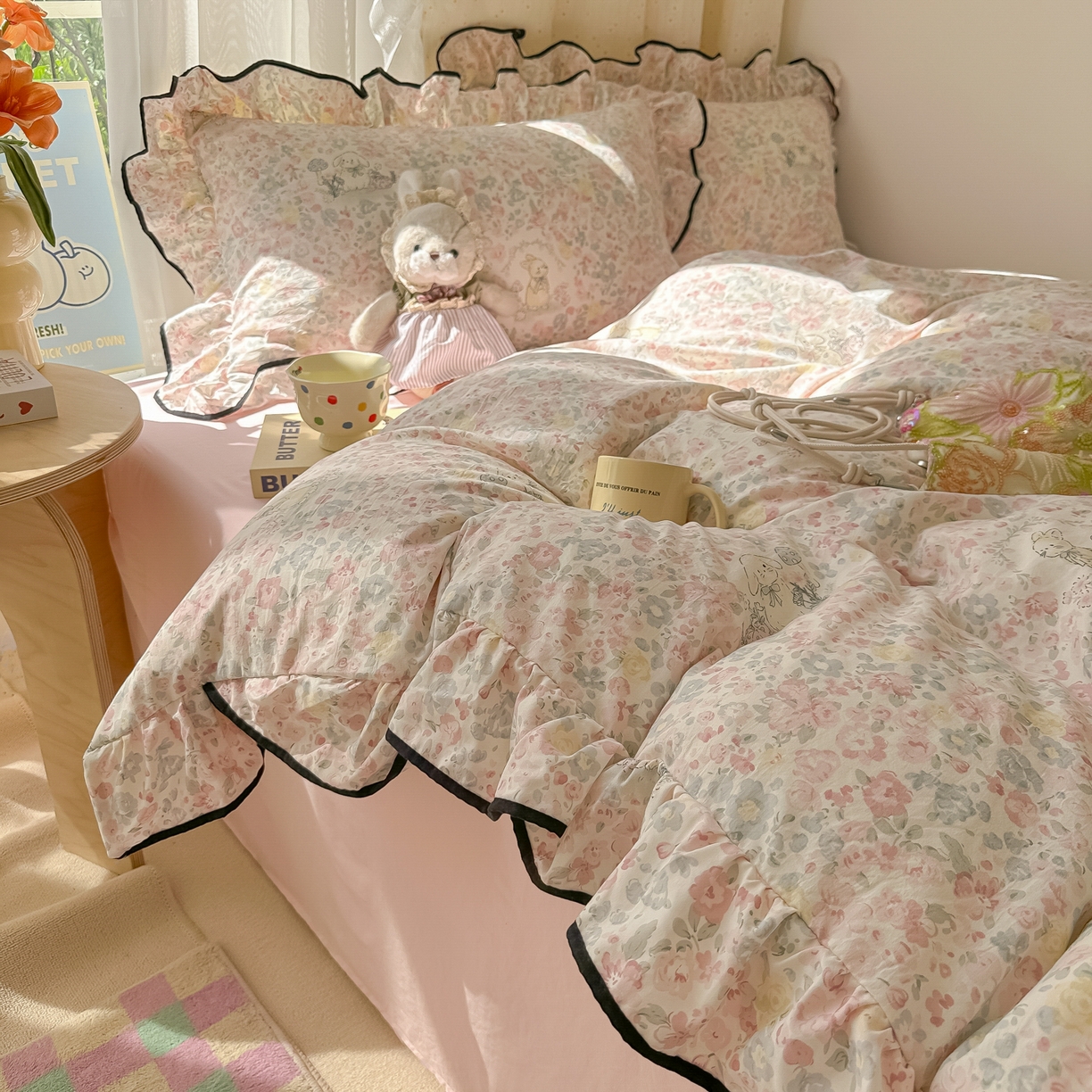 91家纺网 家纺一手货源 找家纺 韩巢家纺 2025新款水洗棉大花边被套四件套直播热销款学生宿舍被罩床单三件套（提供卖家秀） 幸运可爱兔【大花边款】