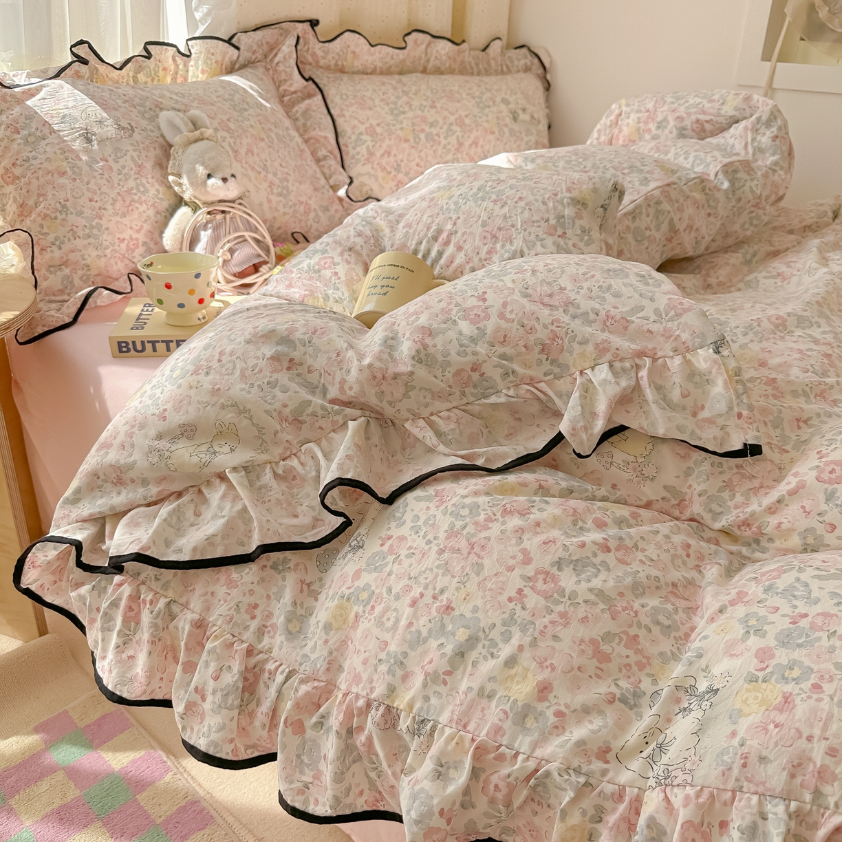 91家纺网 家纺一手货源 找家纺 韩巢家纺 2025新款水洗棉大花边被套四件套直播热销款学生宿舍被罩床单三件套（提供卖家秀） 幸运可爱兔【大花边款】