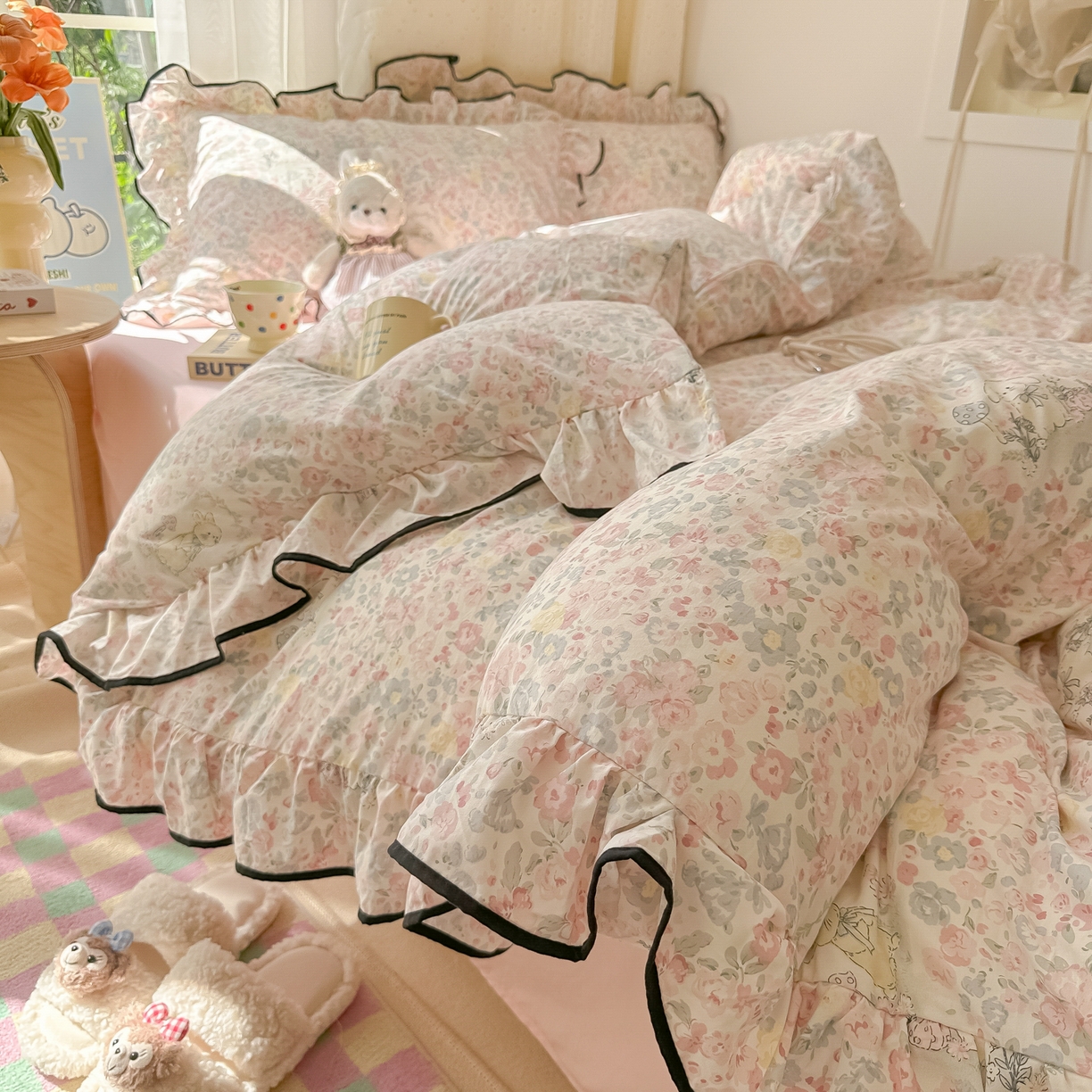 91家纺网 家纺一手货源 找家纺 韩巢家纺 2025新款水洗棉大花边被套四件套直播热销款学生宿舍被罩床单三件套（提供卖家秀） 幸运可爱兔【大花边款】