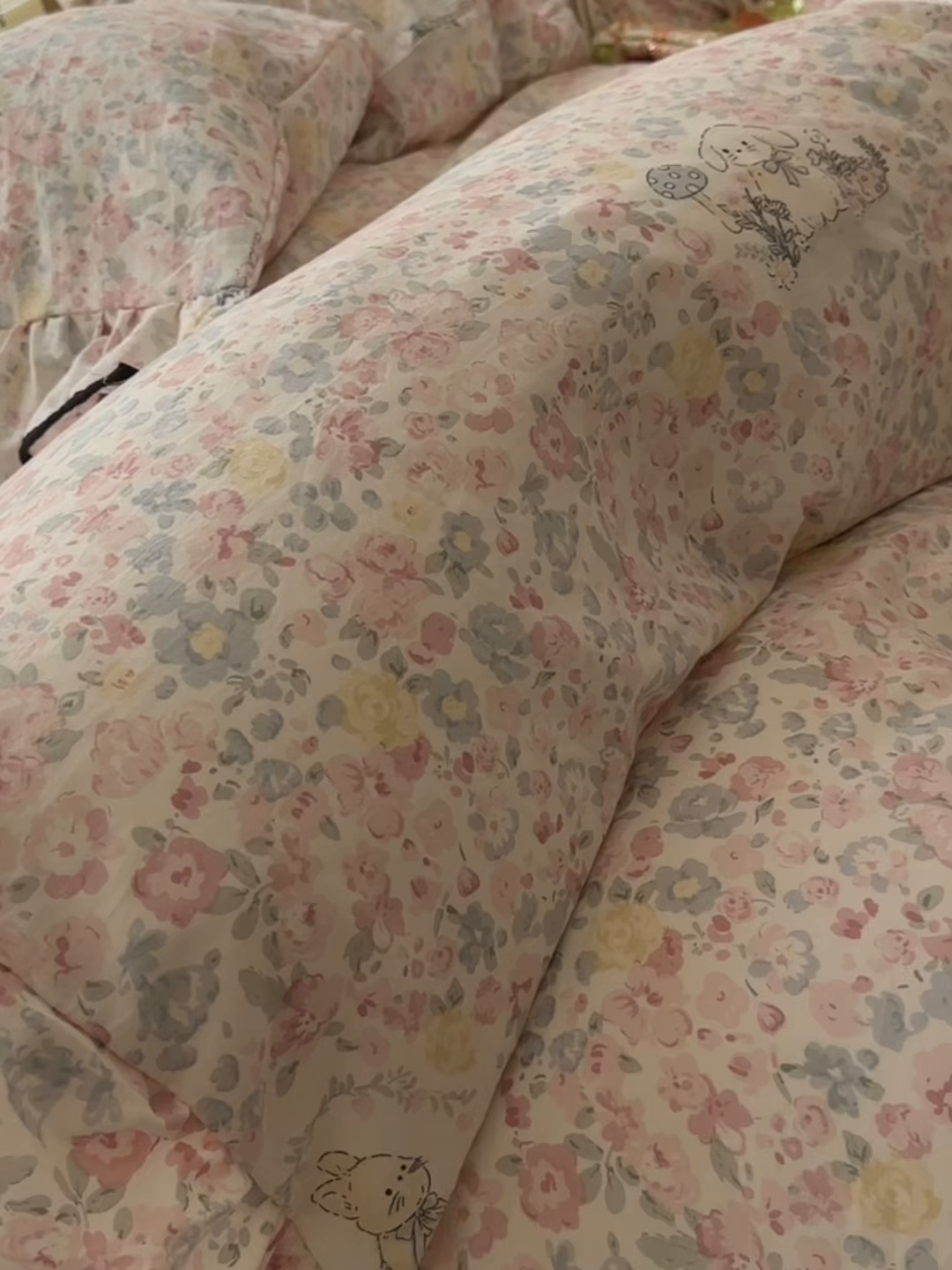 91家纺网 家纺一手货源 找家纺 韩巢家纺 2025新款水洗棉大花边被套四件套直播热销款学生宿舍被罩床单三件套（提供卖家秀） 幸运可爱兔【大花边款】