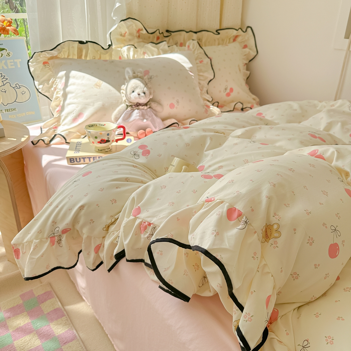 91家纺网 家纺一手货源 找家纺 韩巢家纺 2025新款水洗棉大花边被套四件套直播热销款学生宿舍被罩床单三件套（提供卖家秀） 摘樱桃的小熊【大花边款】