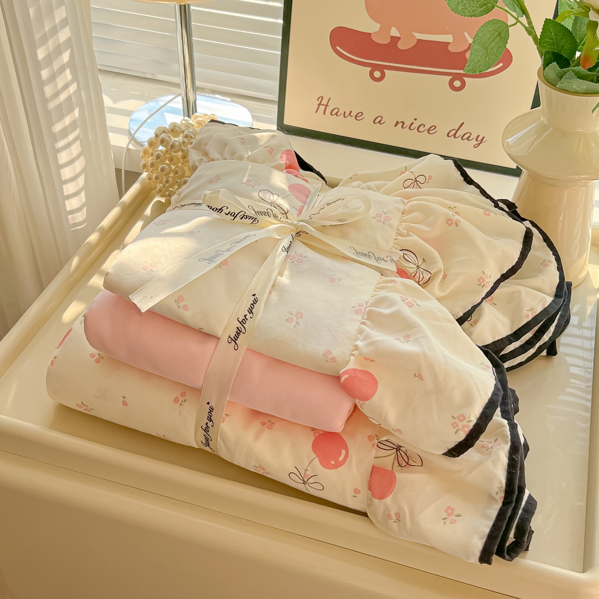 91家纺网 家纺一手货源 找家纺 韩巢家纺 2025新款水洗棉大花边被套四件套直播热销款学生宿舍被罩床单三件套（提供卖家秀） 摘樱桃的小熊【大花边款】