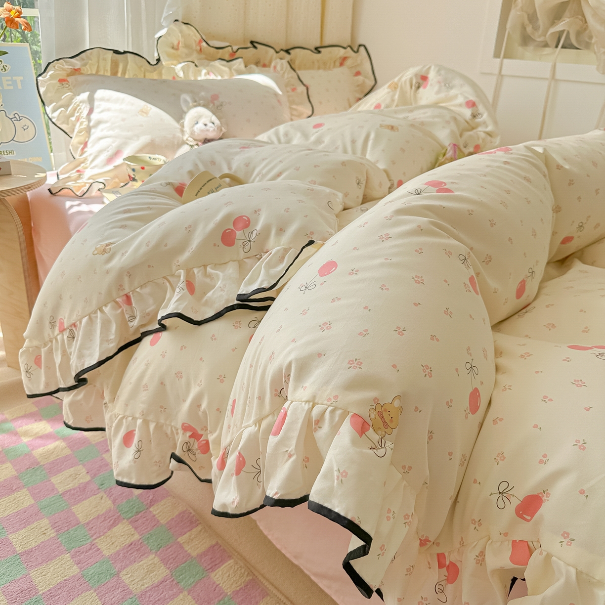 91家纺网 家纺一手货源 找家纺 韩巢家纺 2025新款水洗棉大花边被套四件套直播热销款学生宿舍被罩床单三件套（提供卖家秀） 摘樱桃的小熊【大花边款】