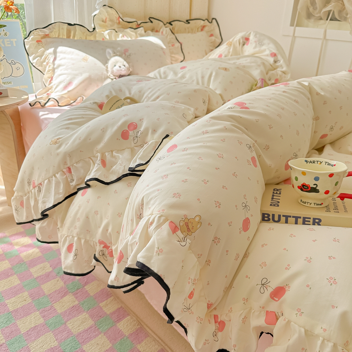 91家纺网 家纺一手货源 找家纺 韩巢家纺 2025新款水洗棉大花边被套四件套直播热销款学生宿舍被罩床单三件套（提供卖家秀） 摘樱桃的小熊【大花边款】