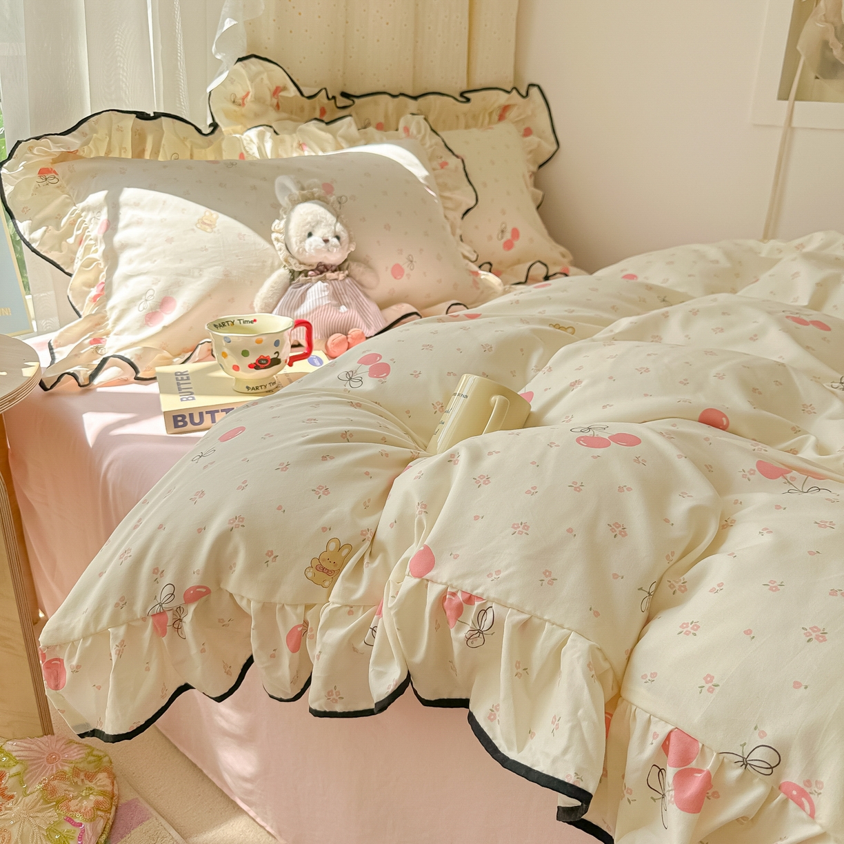 91家纺网 家纺一手货源 找家纺 韩巢家纺 2025新款水洗棉大花边被套四件套直播热销款学生宿舍被罩床单三件套（提供卖家秀） 摘樱桃的小熊【大花边款】