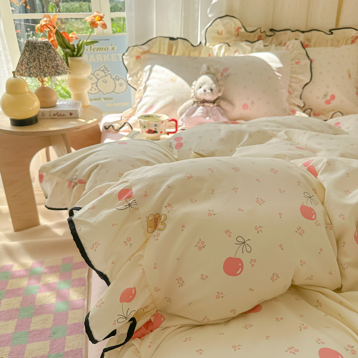 91家纺网 家纺一手货源 找家纺 韩巢家纺 2025新款水洗棉大花边被套四件套直播热销款学生宿舍被罩床单三件套（提供卖家秀） 摘樱桃的小熊【大花边款】