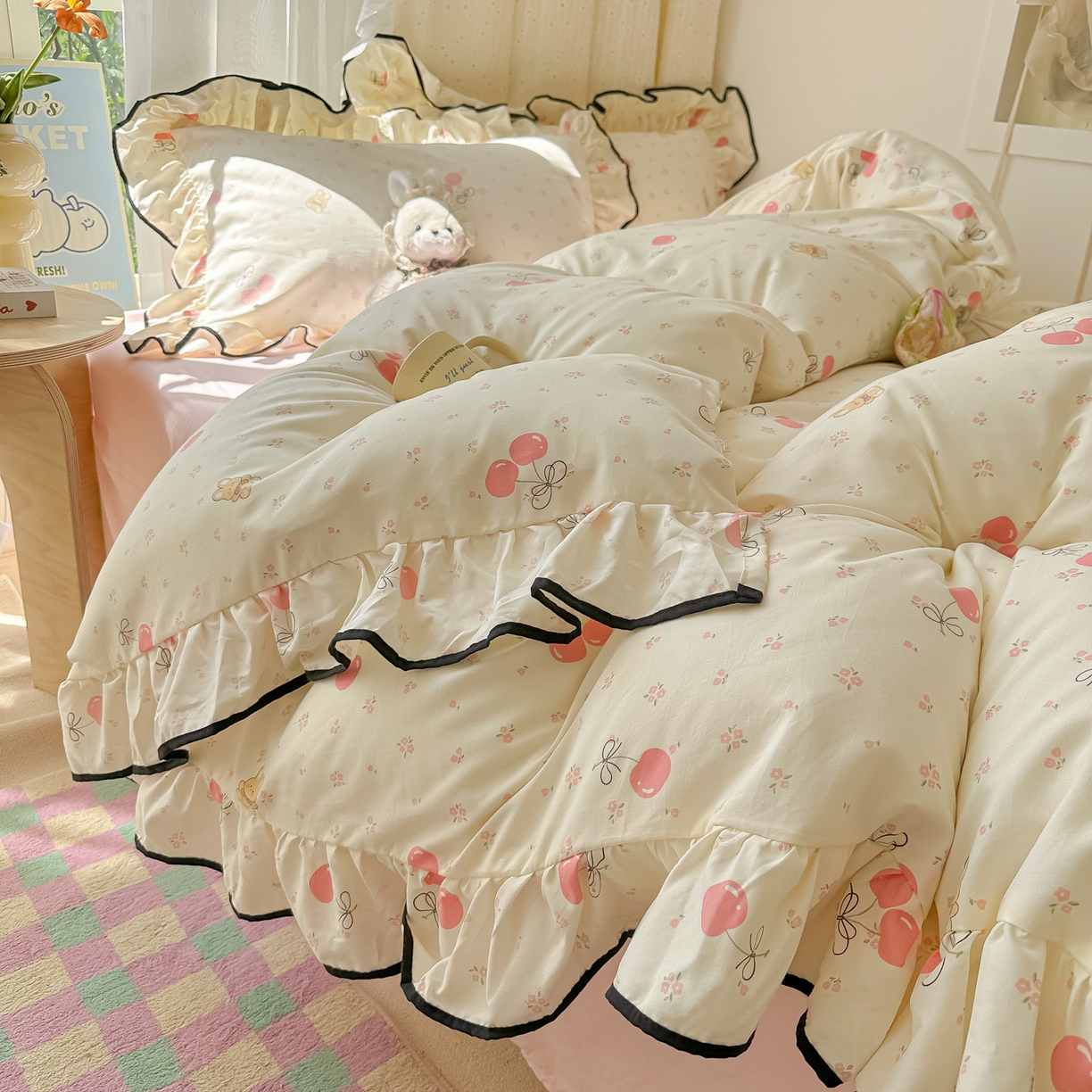 91家纺网 家纺一手货源 找家纺 韩巢家纺 2025新款水洗棉大花边被套四件套直播热销款学生宿舍被罩床单三件套（提供卖家秀） 摘樱桃的小熊【大花边款】