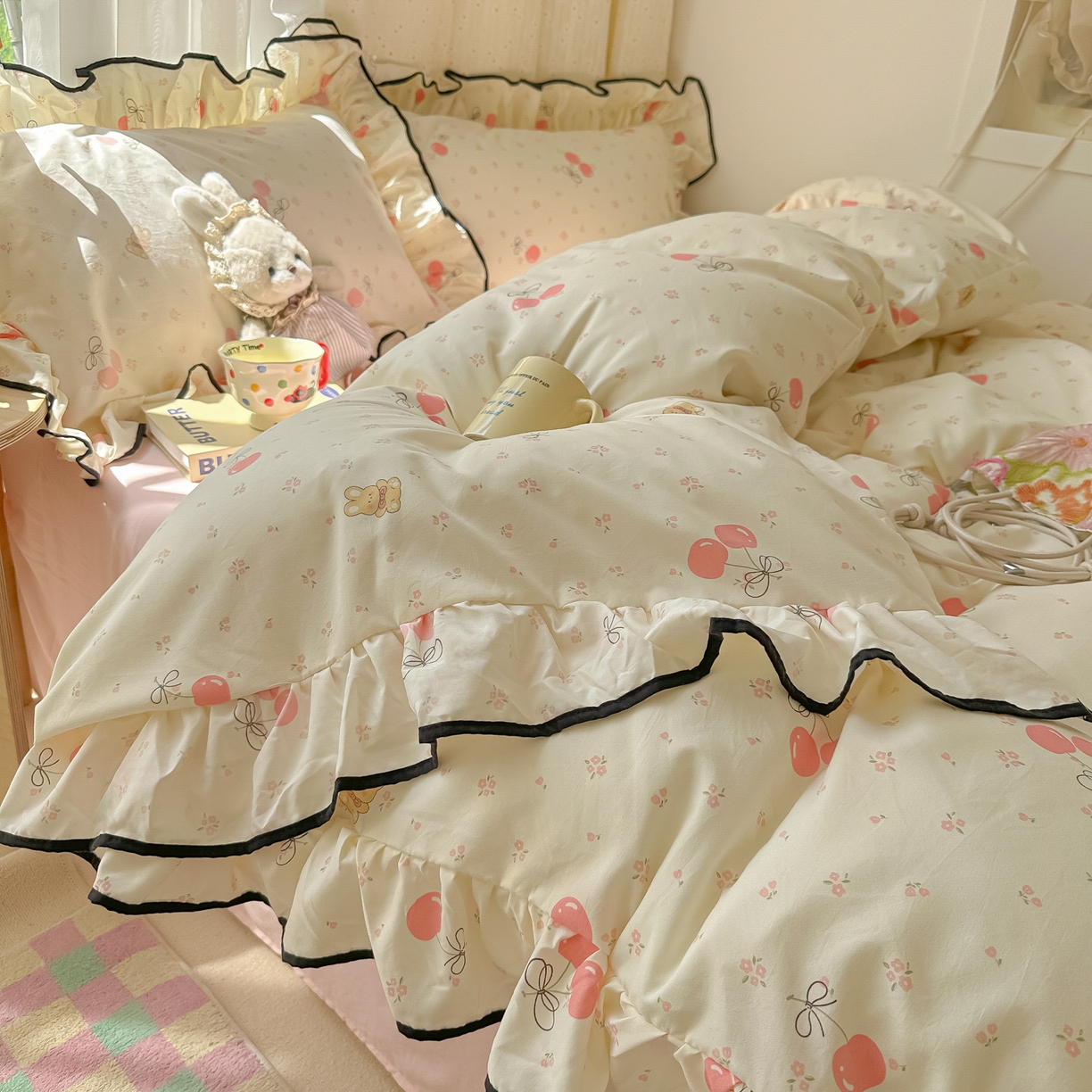 91家纺网 家纺一手货源 找家纺 韩巢家纺 2025新款水洗棉大花边被套四件套直播热销款学生宿舍被罩床单三件套（提供卖家秀） 摘樱桃的小熊【大花边款】