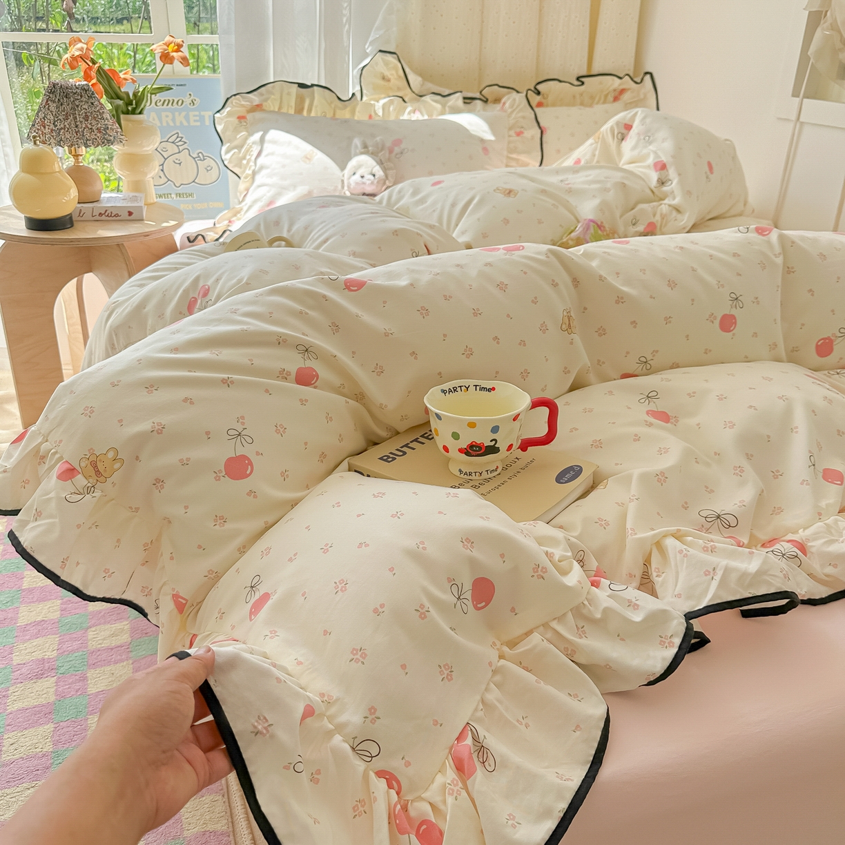 91家纺网 家纺一手货源 找家纺 韩巢家纺 2025新款水洗棉大花边被套四件套直播热销款学生宿舍被罩床单三件套（提供卖家秀） 摘樱桃的小熊【大花边款】
