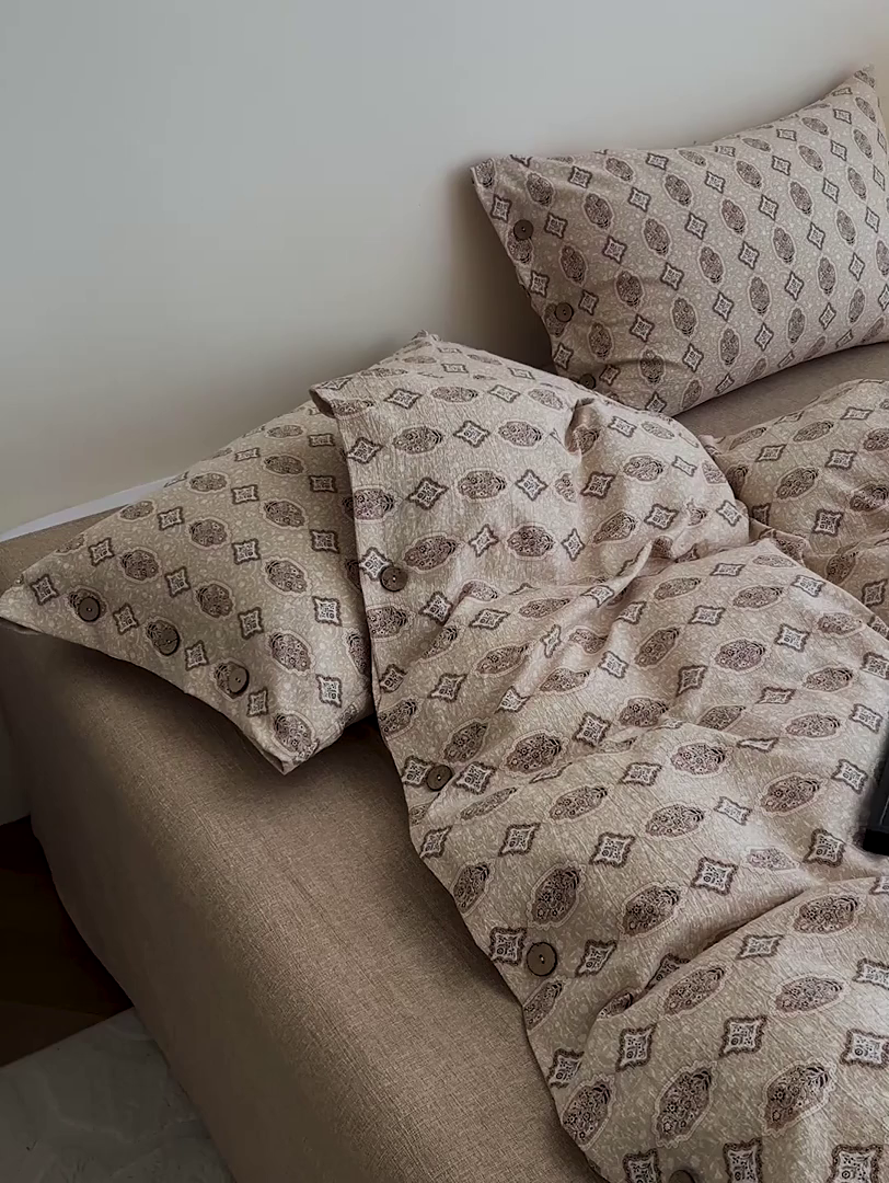 91家纺网 家纺一手货源 找家纺 仟网汇  2025新款亚麻纽扣款四件套 时光里