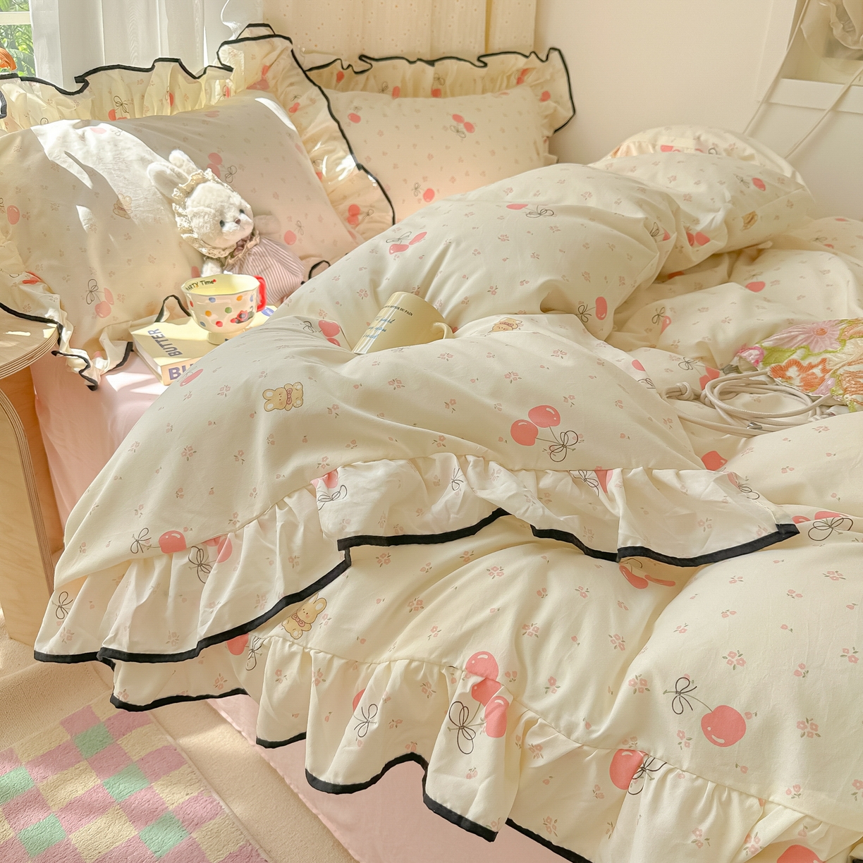 91家纺网 家纺一手货源 找家纺 韩巢家纺 2025新款水洗棉大花边被套四件套直播热销款学生宿舍被罩床单三件套（提供卖家秀） 摘樱桃的小熊【大花边款】