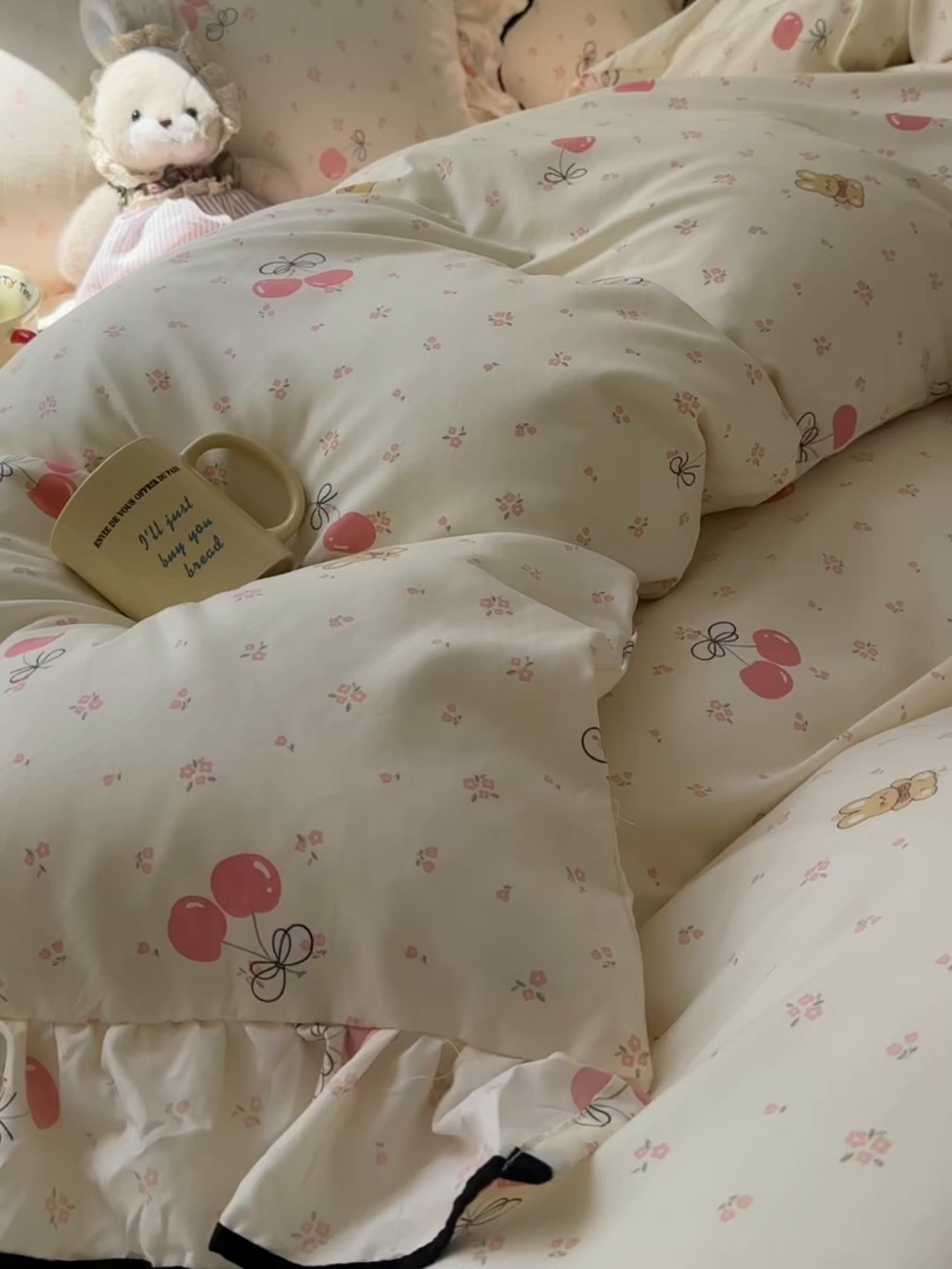 91家纺网 家纺一手货源 找家纺 韩巢家纺 2025新款水洗棉大花边被套四件套直播热销款学生宿舍被罩床单三件套（提供卖家秀） 摘樱桃的小熊【大花边款】