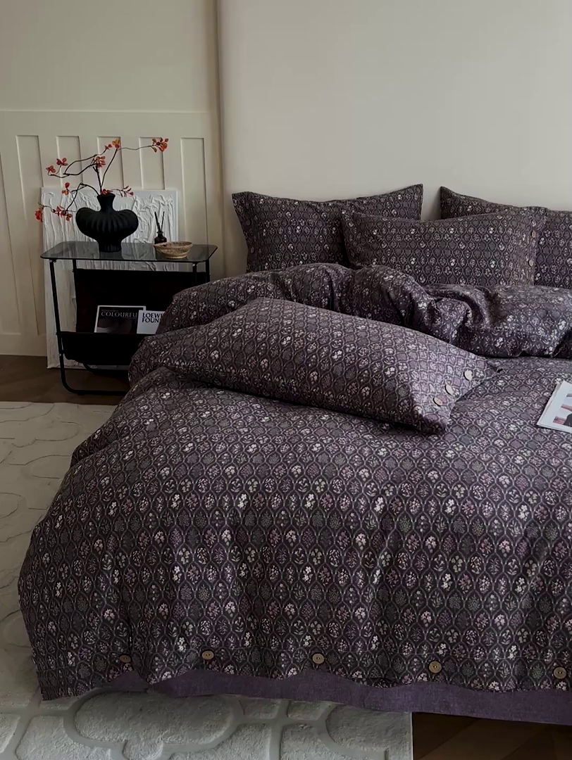 91家纺网 家纺一手货源 找家纺 仟网汇  2025新款亚麻纽扣款四件套 紫韵