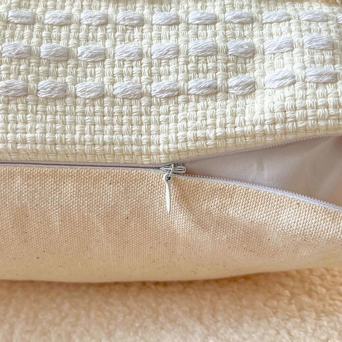 91家纺网 家纺一手货源 找家纺 诺可 2025新款跨境轻奢重工艺款编织布流苏款抱枕 编织流苏-白