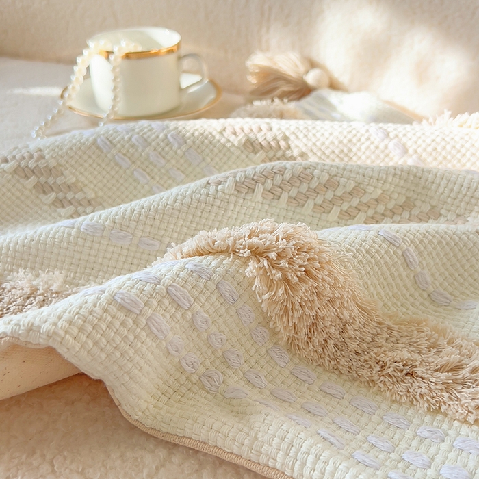 91家纺网 家纺一手货源 找家纺 诺可 2025新款跨境轻奢重工艺款编织布流苏款抱枕 编织流苏-白