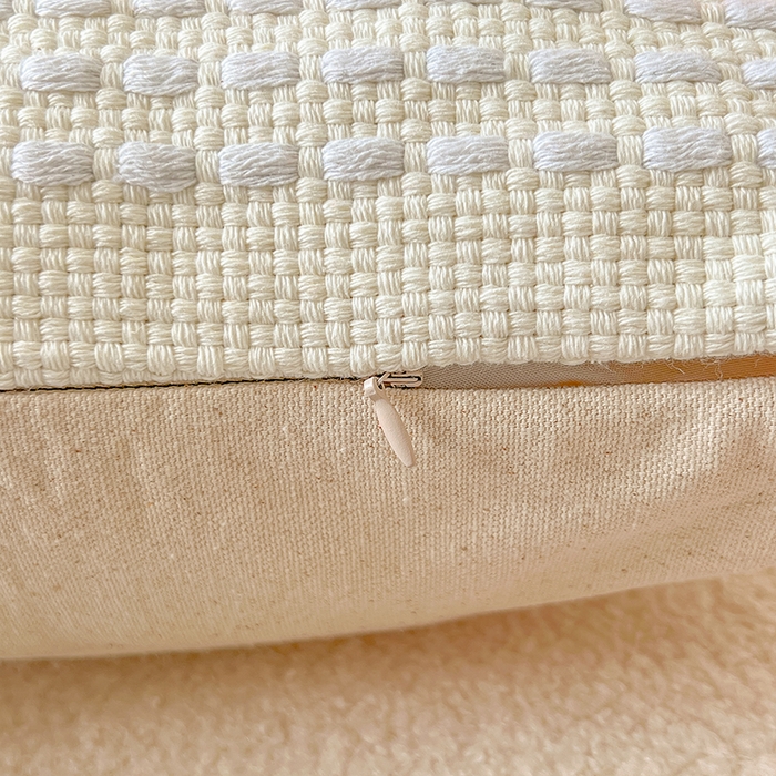 91家纺网 家纺一手货源 找家纺 诺可 2025新款跨境轻奢重工艺款编织布流苏款抱枕 编织流苏-浅红