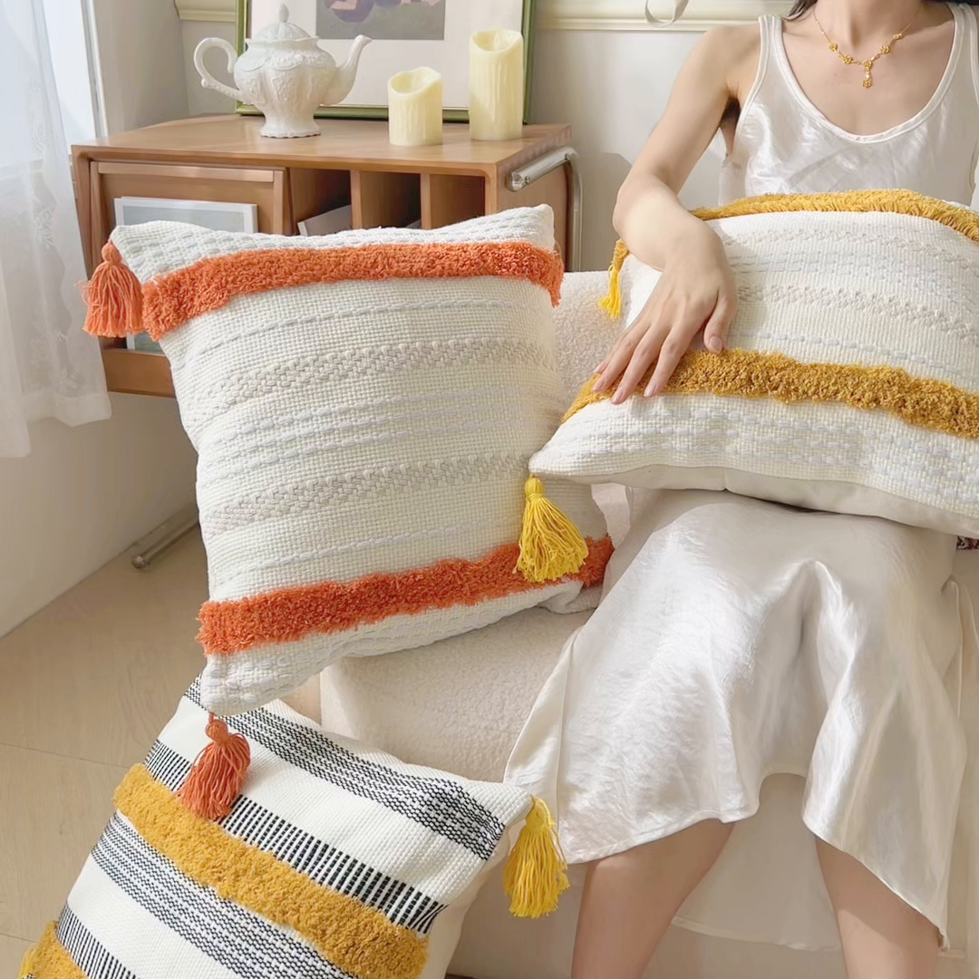 91家纺网 家纺一手货源 找家纺 诺可 2025新款跨境轻奢重工艺款编织布流苏款抱枕 编织流苏-浅红