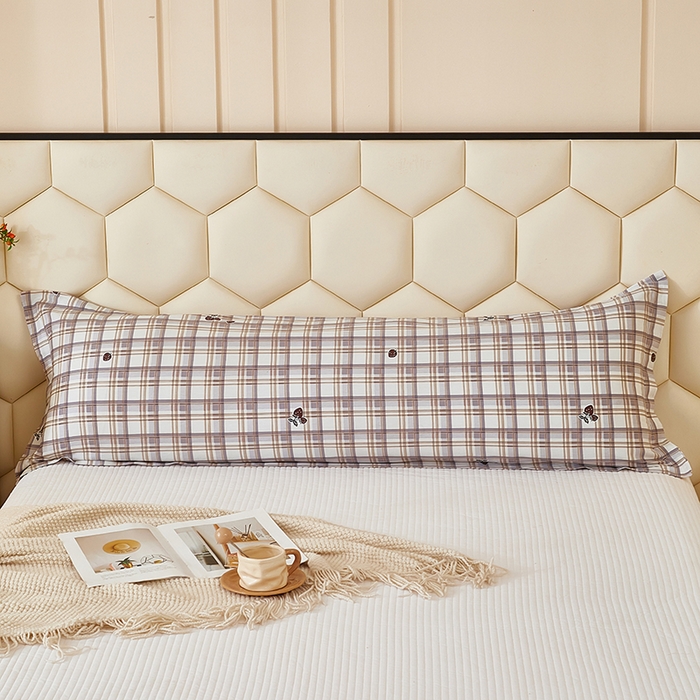 91家纺网 家纺一手货源 找家纺 三盛源 2025新款全棉纯棉双人长枕套1.5米成人纯棉长枕头套1.2卡通1.8m长款加长 草莓格子