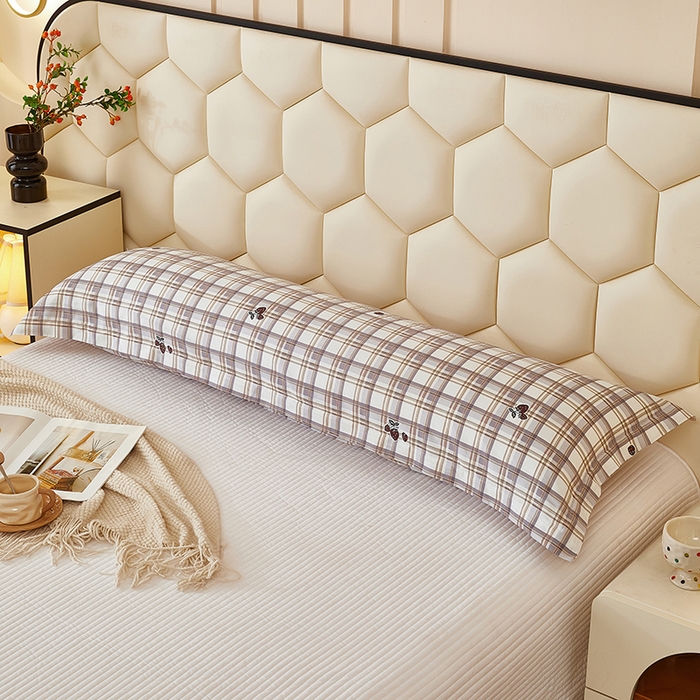 91家纺网 家纺一手货源 找家纺 三盛源 2025新款全棉纯棉双人长枕套1.5米成人纯棉长枕头套1.2卡通1.8m长款加长 草莓格子