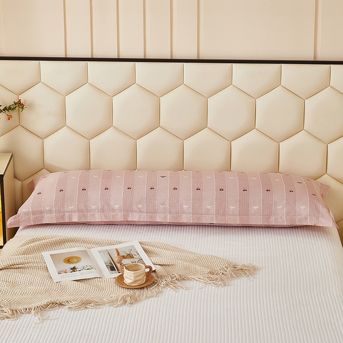 91家纺网 家纺一手货源 找家纺 三盛源 2025新款全棉纯棉双人长枕套1.5米成人纯棉长枕头套1.2卡通1.8m长款加长 樱桃-粉