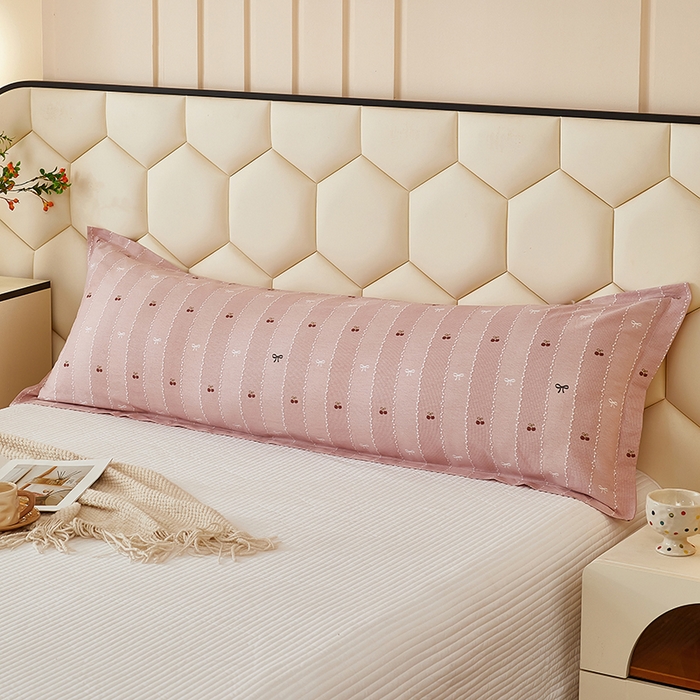 91家纺网 家纺一手货源 找家纺 三盛源 2025新款全棉纯棉双人长枕套1.5米成人纯棉长枕头套1.2卡通1.8m长款加长 樱桃-粉