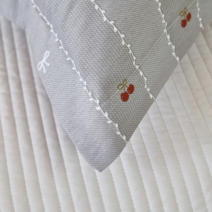 91家纺网 家纺一手货源 找家纺 三盛源 2025新款全棉纯棉双人长枕套1.5米成人纯棉长枕头套1.2卡通1.8m长款加长 樱桃-灰