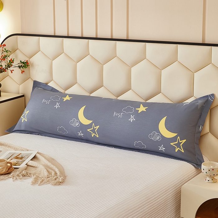 91家纺网 家纺一手货源 找家纺 三盛源 2025新款全棉纯棉双人长枕套1.5米成人纯棉长枕头套1.2卡通1.8m长款加长 月光旅程