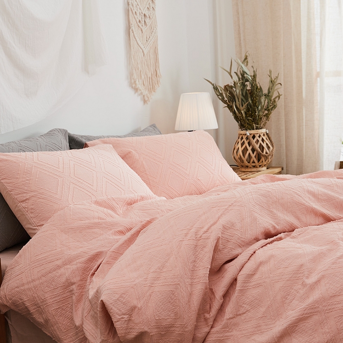 91家纺网 家纺一手货源 找家纺 贝尔 PELLHOME 日式北欧民宿大剪花水洗棉全棉四件套场景二（春节不打烊)（可抖音代发） 粉色